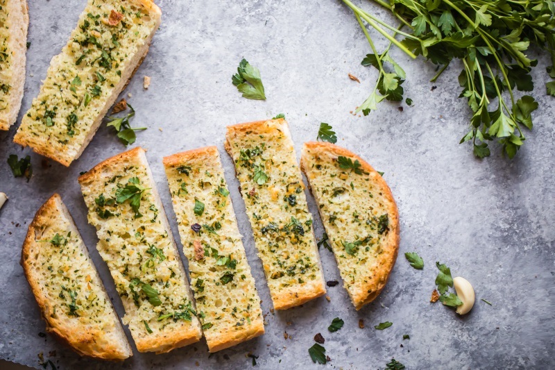 Tereyağlı sarımsaklı ekmek